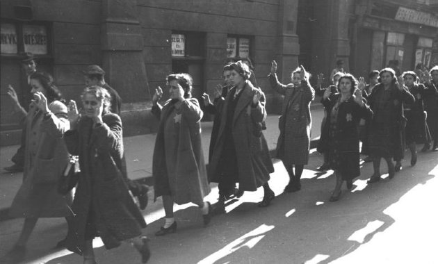 Letartóztatott zsidó nők