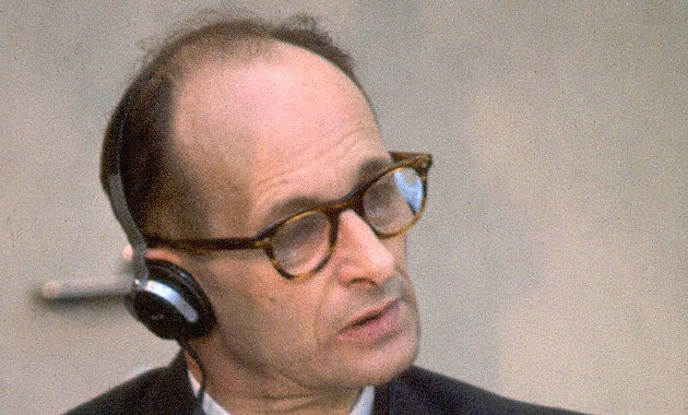 Először még sikerült megmenekülnie a hamis iratokkal Adolf Eichmannak