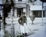 Pipázás egy debreceni gyógyszertár előtt (1908)