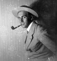 Pipával pózoló kalapos férfi (1917)