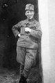 Boldogan pipázó katona (1918)