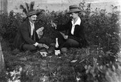 Kártyázás egy üveg pezsgő mellett, pipával a szájban (1923)