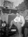 Pipázó férfi pózol Rába teherautójával a 10-es főúton (1934)