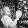 Kislány egy Long Island-i babagyárban 1955-ben