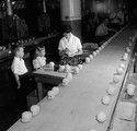 Gyerekek figyelik a munkamenetet egy Long Island-i babagyárban 1955-ben 