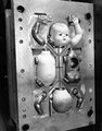 Készül a baba egy angliai gyárban 1951. december 15-én