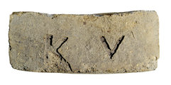Egy mostani ásatásból (Wilhelm Gábor régész keze által) előkerült egy tégla, amely 1944 előtt készült. A „K.V.” felirat a Kecskemét Várost jelzi.