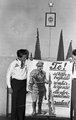 Úttörők állnak a Tanácsköztársaság idején keletkezett, az 1956-os forradalom leverése után ismét az utcákra kerülő, hírhedt plakáttal (1962)