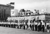 Ötvenhatosok tere (Felvonulási tér) a Délibáb utca torkolata felé nézve. A KISZ fogalomtételi ünnepsége 1968. április 4-én (1968)