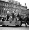 A II. világháború utáni első május elsejei ünnepség helyszínére, a Hősök terére vonuló járművek a főváros utcáin az Oktogonnál – háttérben a polgári sörözővel. A lovasfogaton elhelyezett bábuk Hitlert, Szálasi Ferencet és Héjjas Ivánt figurázzák ki (MTI)