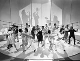 Baloldalt, háttal, sötét pulóverben Bodrogi Gyula, vele táncol Lehoczky Zsuzsa, a jobb szélen Psota Irén és Alfonzó (1960)