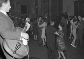 Fiatalok táncolnak 1965-ben