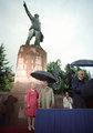 Barbara és George Bush a Kossuth-szobor előtt (MTI)