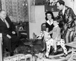 Latabár Kálmán színművész és felesége, előttük kislányuk, balra édesapja, id. Latabár Árpád színművész (1939)