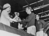 II. Erzsébet átadja Bobby Moore csapatkapitánynak a hőn áhított kupát
