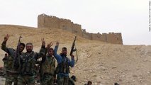 A szíriai hadsereg katonái a fellegvár előtt