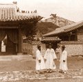 Három férfi a háború istenének temploma előtt (1903)