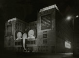 Az 1950. április 4-re feldíszített Fehér Ház (ÁVH-székház, ma a képviselői irodaház)