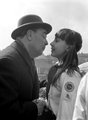 Leonyid Brezsnyev ad puszit egy kislánynak a felszabadulási ünnepségen