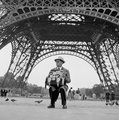 Az Eiffel-torony alatt, 1955
