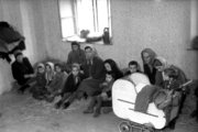 A kényszer-kitelepítés elől elmenekült csallóközi magyar nők és gyermekek várakoznak a rajkai nagyvendéglő üres termében, miután a csehszlovák hatóságok megkezdték a dél-szlovákiai magyar falvak lakosságának erőszakos kitelepítését cseh- és morvaországi kényszermunkára. Az elszállítás elől több ezren Magyarországra szöktek (1946. november 30.)