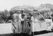 Piazza Marconi a Lago Maggiore partján, a magyar női tornász válogatott tagjai (1940)