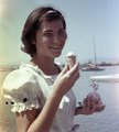 Fagyizó lány a Balatonnál (1965)