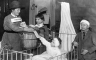 Egy gyermek veszi át a postáját a londoni St. Bartholomew's Hospitalban