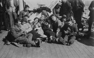 Brit emigránsok tartanak a Montcalm hajón Kanada felé