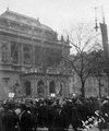 Andrássy út, a Magyar Állami Operaház épülete (Ybl Miklós, 1884.), május 1-i felvonulás (1919)