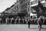 Munkásegység jelszót formázó biciklisek 1946 május 1-jén
