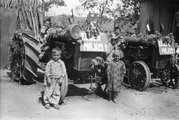 Gyerekek feldíszített traktorok előtt 1947. május 1-jén