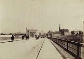 Margit híd a pesti hídfő vámházai és a Szent István (Lipót) körút felé nézve. A felvétel 1894 körül készült (Fortepan / Budapest Főváros Levéltára. Levéltári jelzet: HU.BFL.XV.19.d.1.07.049)
