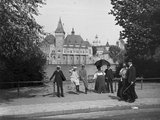 Sétálók a Városligetben, háttérben a Vajdahunyad vára (1907)