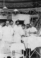 Az orvosok jókedvűen operálnak (1910)