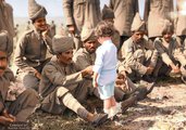 Egy francia kisfiú fog kezet az egyik indiai katonával, akik elsőként szálltak partra Marseilles-nél a brit csapatok kötelékében 1914. szeptember 30-án