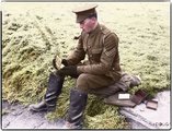 Egy brit katona pihenőjét tölti a somme-i csata idején 1916 szeptemberében