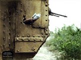  Egy fehér postagalambot engednek útjára egy tankból 1918 augusztusában az amiens-i csata idején