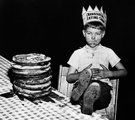 A hatéves Richard Baranski, miután 15 másodperc alatt megevett egy 25 centis áfonyás pitét  