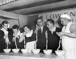 Virslievőverseny1952-ben, Münchenben. A győztes (balról a második) 15 virslit nyomott le 45 másodperc alatt
