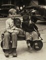 Három amerikai gyermek a kiskocsijukkal (1930-as évek)