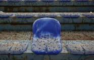 Elhagyatott székek egy athéni stadionban