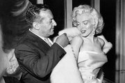 A Los Angeles-i Ciro's étterem tulajdonosa segíti fel a kabátját 1957-ben