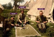 Piknik a napsütésben: a yorkshire-i ezred tagjai ebédüket fogasztják sátruk mellett. A jobb oldalon látható William Batty kapitány 1916. október 25-én vesztette életét. A másik két férfi nevét nem tudjuk, azonban a fénykép hátoldalán lévő írás szerint nem élték túl a háborút.