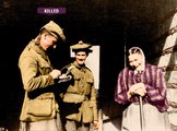  A skót származású Eric Anderson hadnagy beszélget egy helyi asszonnyal Bouzincourt falucskában. A katona 1916. november 13-án veszítette életét a falu német lerohanásakor.