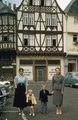 Anya gyermekeivel Bernkastel-Kuesben, az 1950-es években