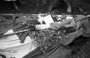 II. János Pál pápa (Köztársaság) tér, a pártház ostroma során elesett forradalmár letakart holtteste  <br /><i>(Fortepan, Nagy Gyula)</i>