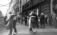 Utcabál az 1930. július 14-i francia nemzeti ünnepen. A fényképen a rue de l'Ancienne Comédie  <br /><i>SZF, Fortapan</i>