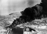 Lángoló olajkút Port Saidban 1956. november 5-én