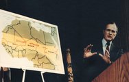 Idősebb Bush alelnök az afrikai szárazságot bemutató térkép előtt 1985-ben